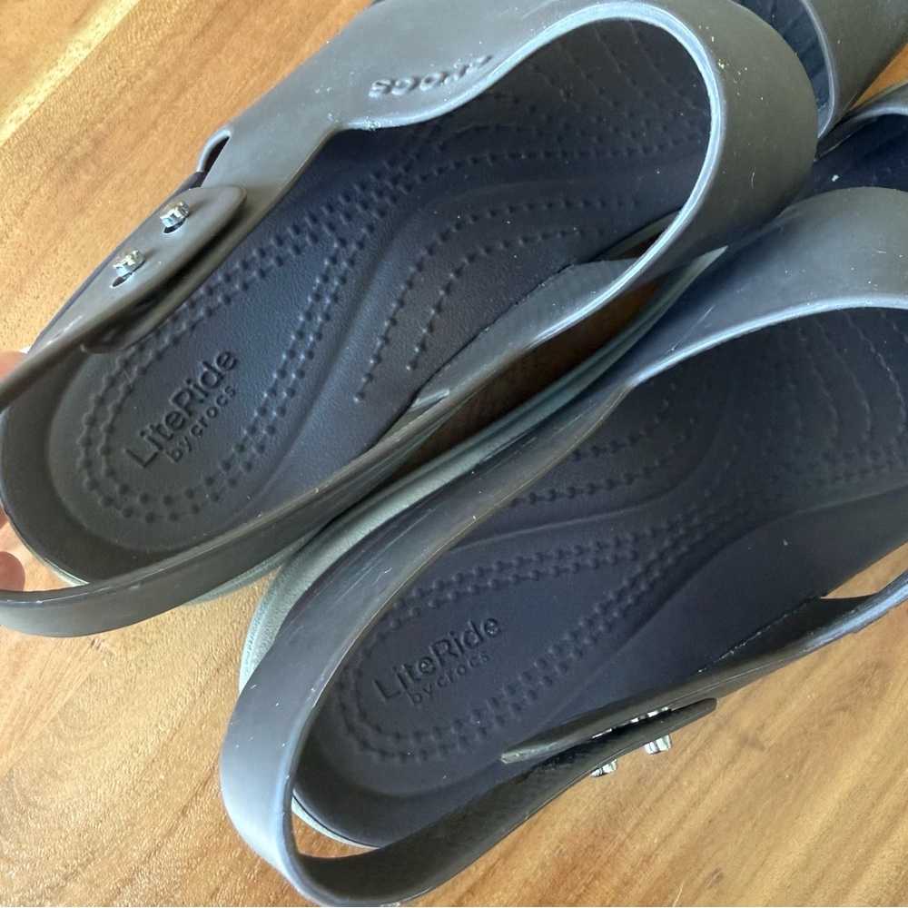 CROCS Women's Brooklyn Low Wedge Sandals - Picture 11 of 14